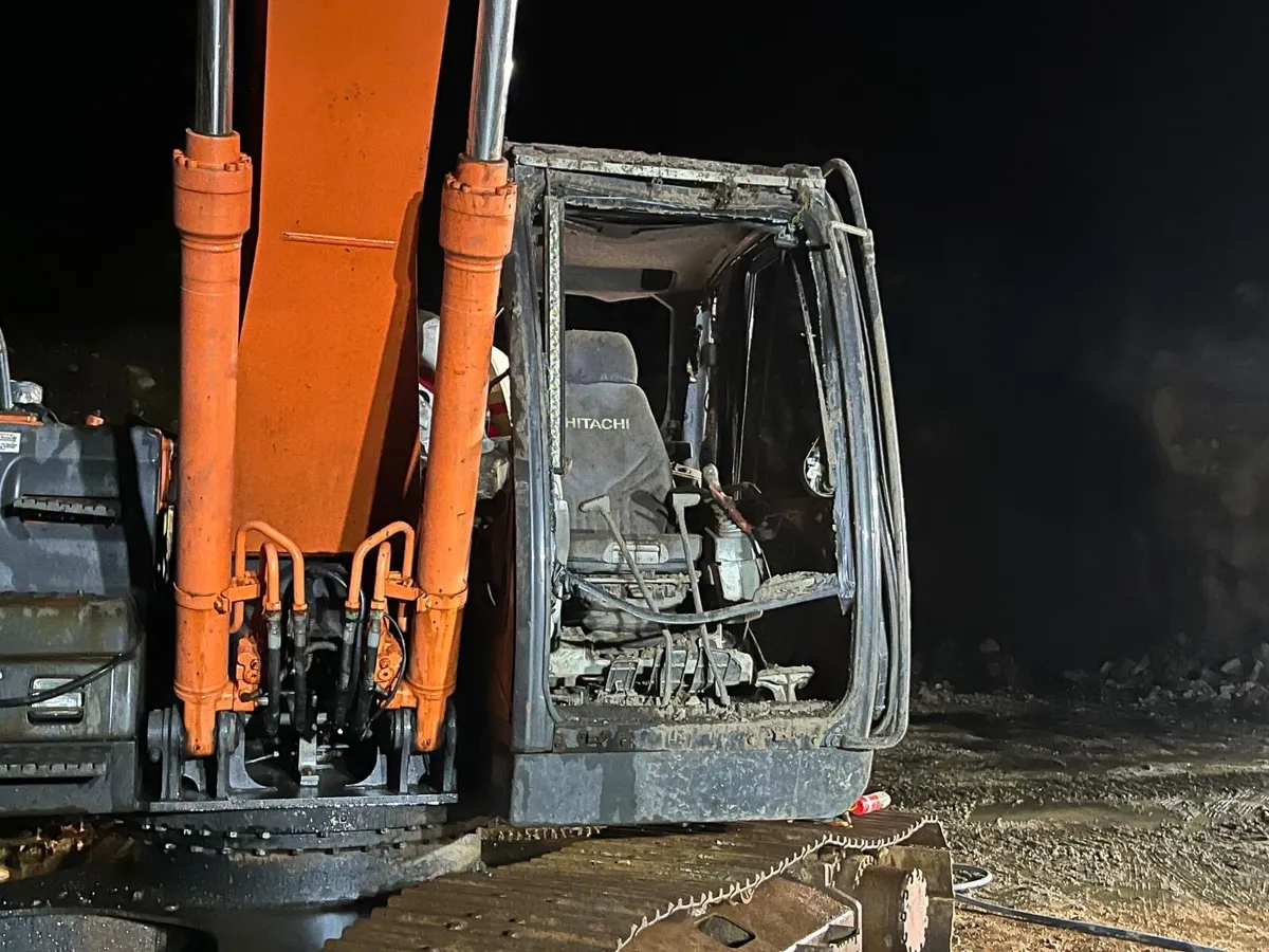 Hitachi ZX210-5 - Image 2