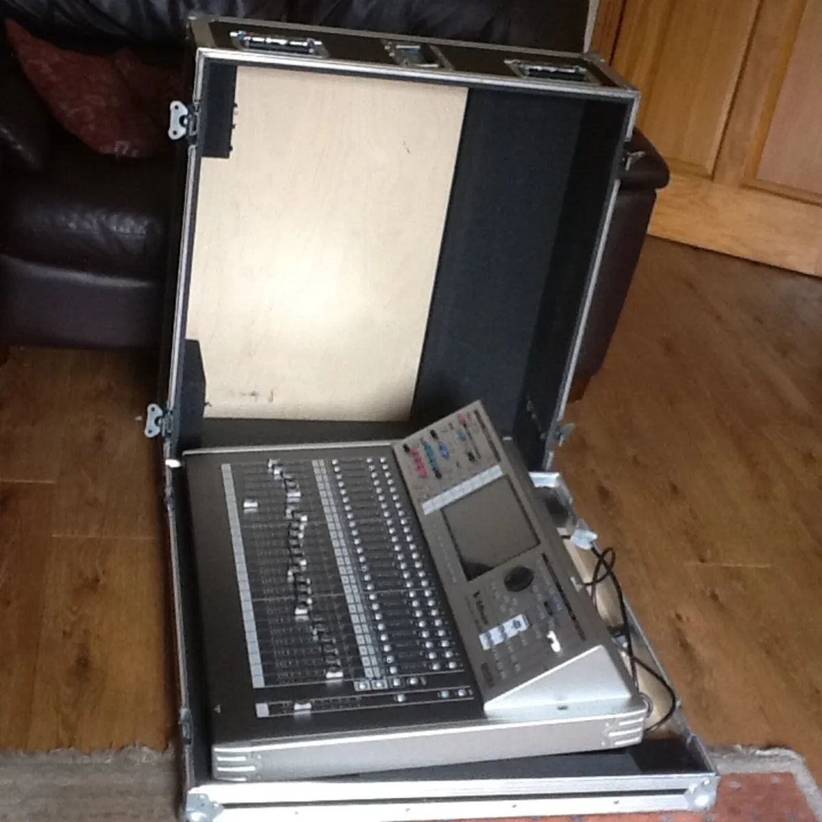 Roland M-400 live/studio desk - Image 1