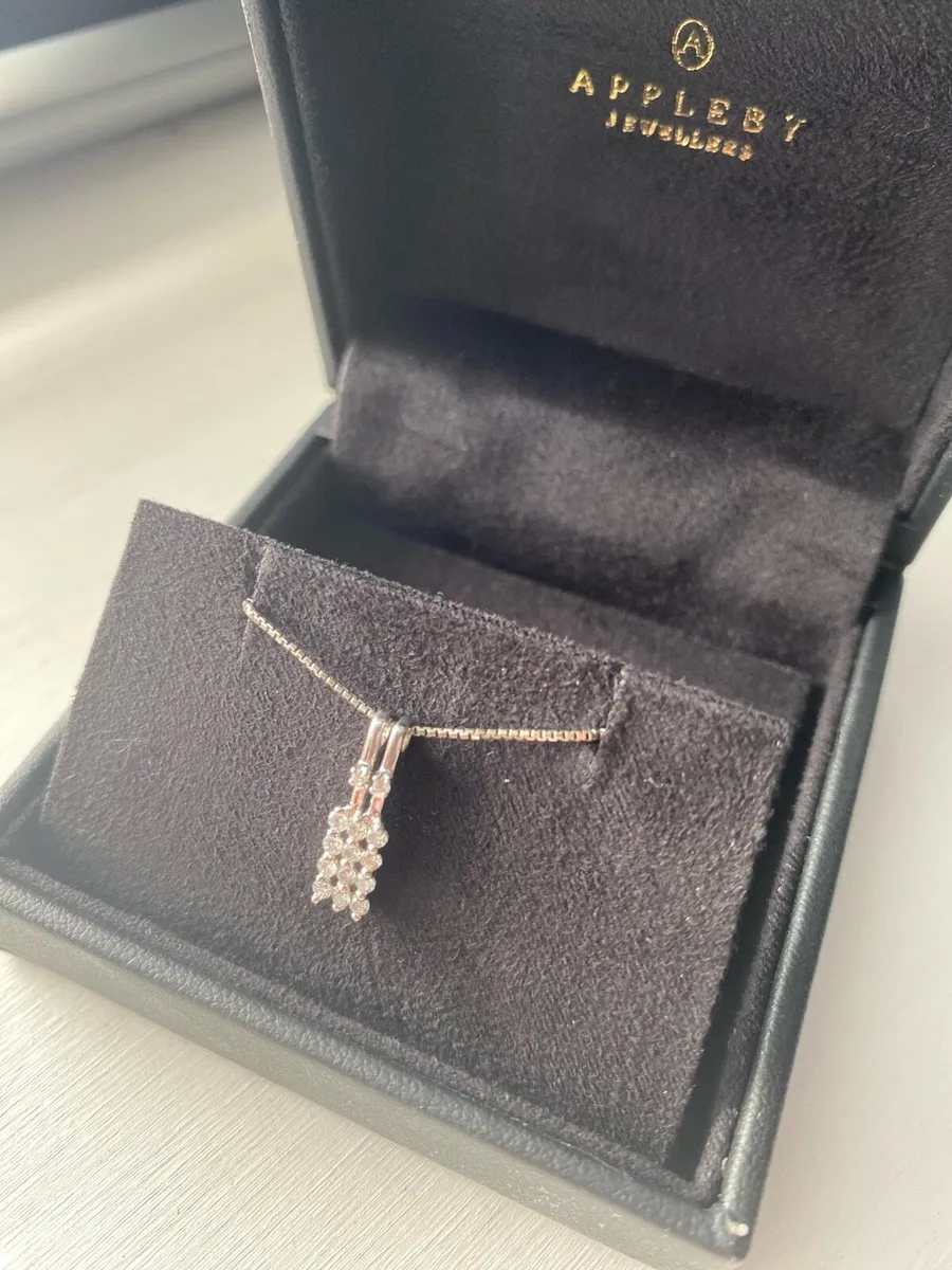 18ct white gold diamond pendant - Image 1