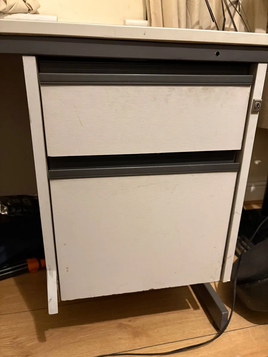 Office desk - Image 2