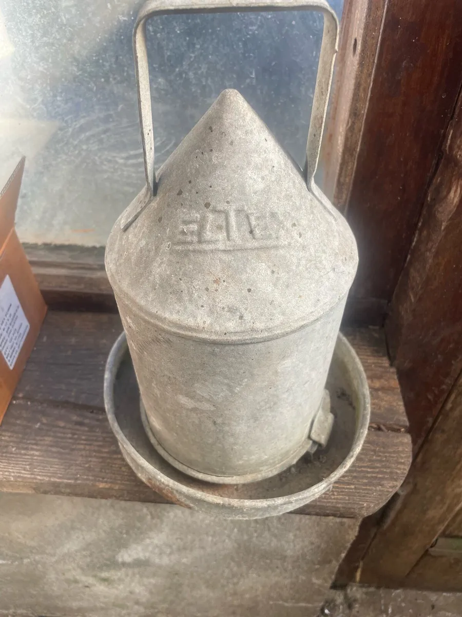 Vintage Eltex poultry feeder - Image 2