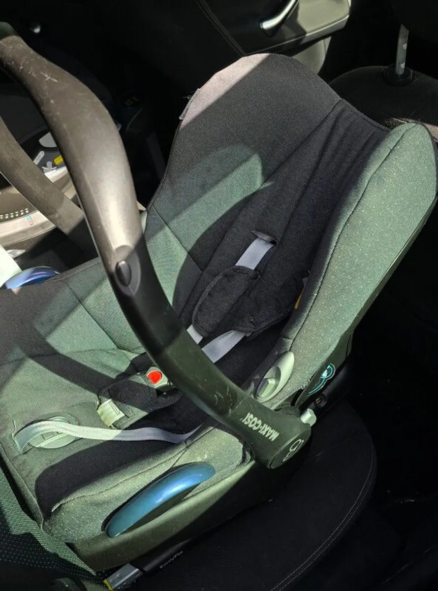 Maxi Cosi Isofix Easyfix base with seat - Image 1