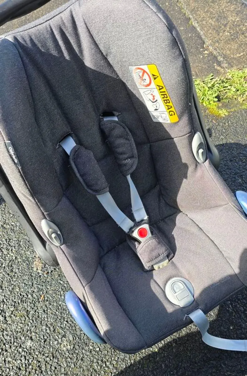 Maxi Cosi Isofix Easyfix base with seat - Image 2