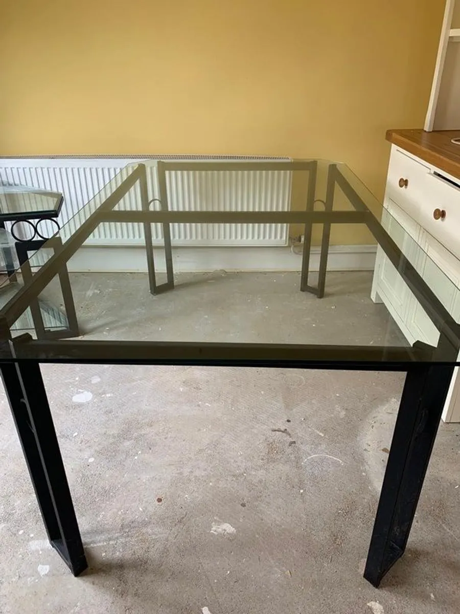 Metal table with glass top, 6 chairs and side pieces - Image 1