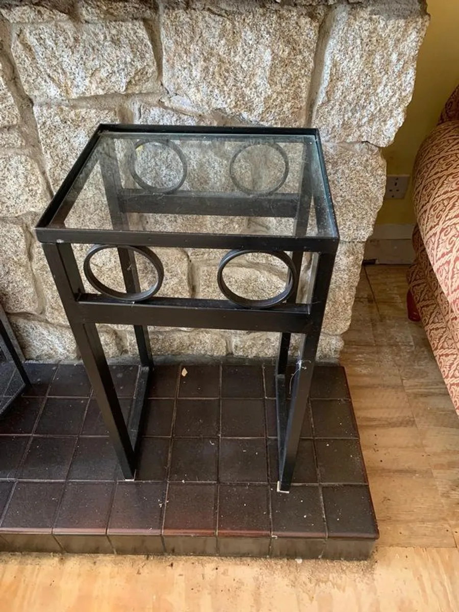 Metal table with glass top, 6 chairs and side pieces - Image 2