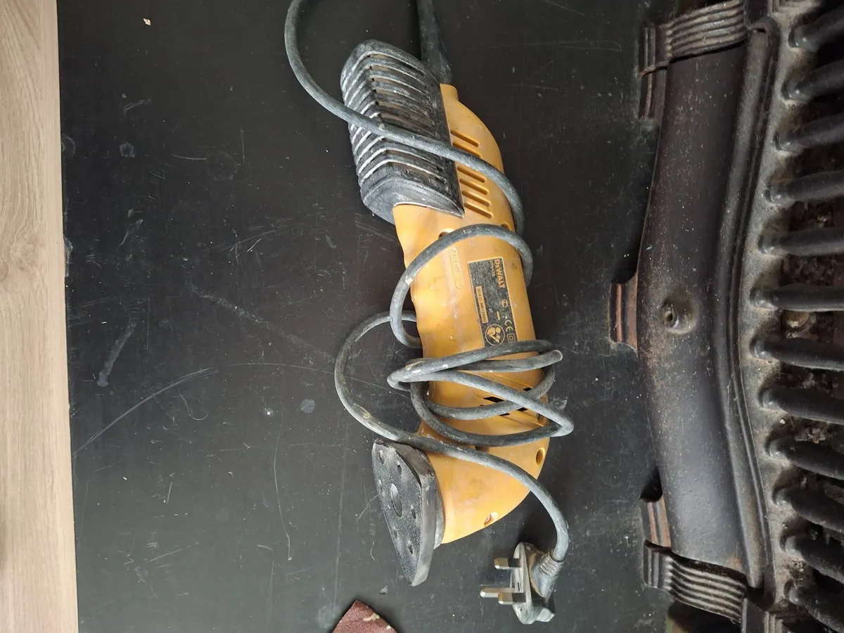 Dewalt detail sander - Image 2
