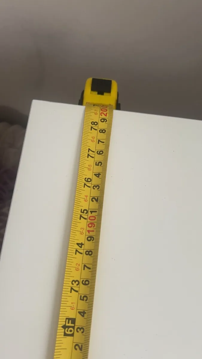 white kitchen table and 6 chairs 150 euro - Image 3