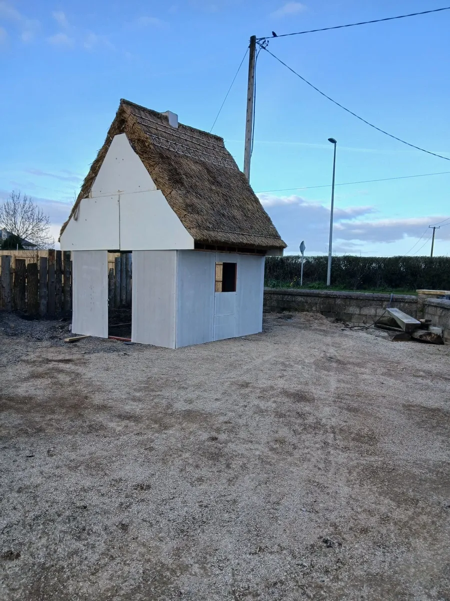 Tatched room - Image 1