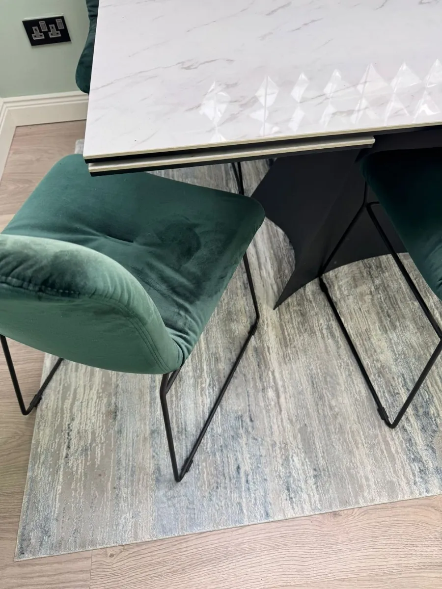 Extendable dining table with six chairs - Image 2