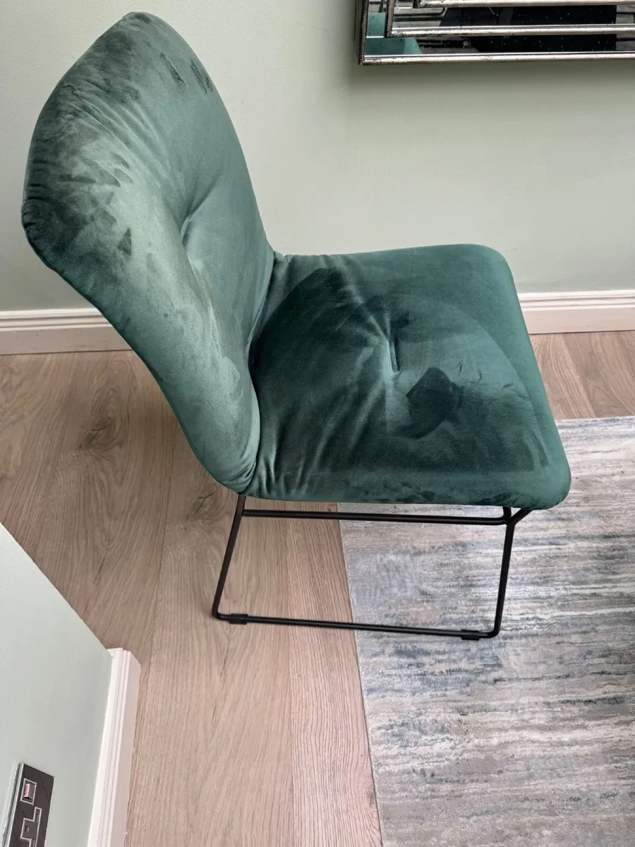 Extendable dining table with six chairs - Image 3