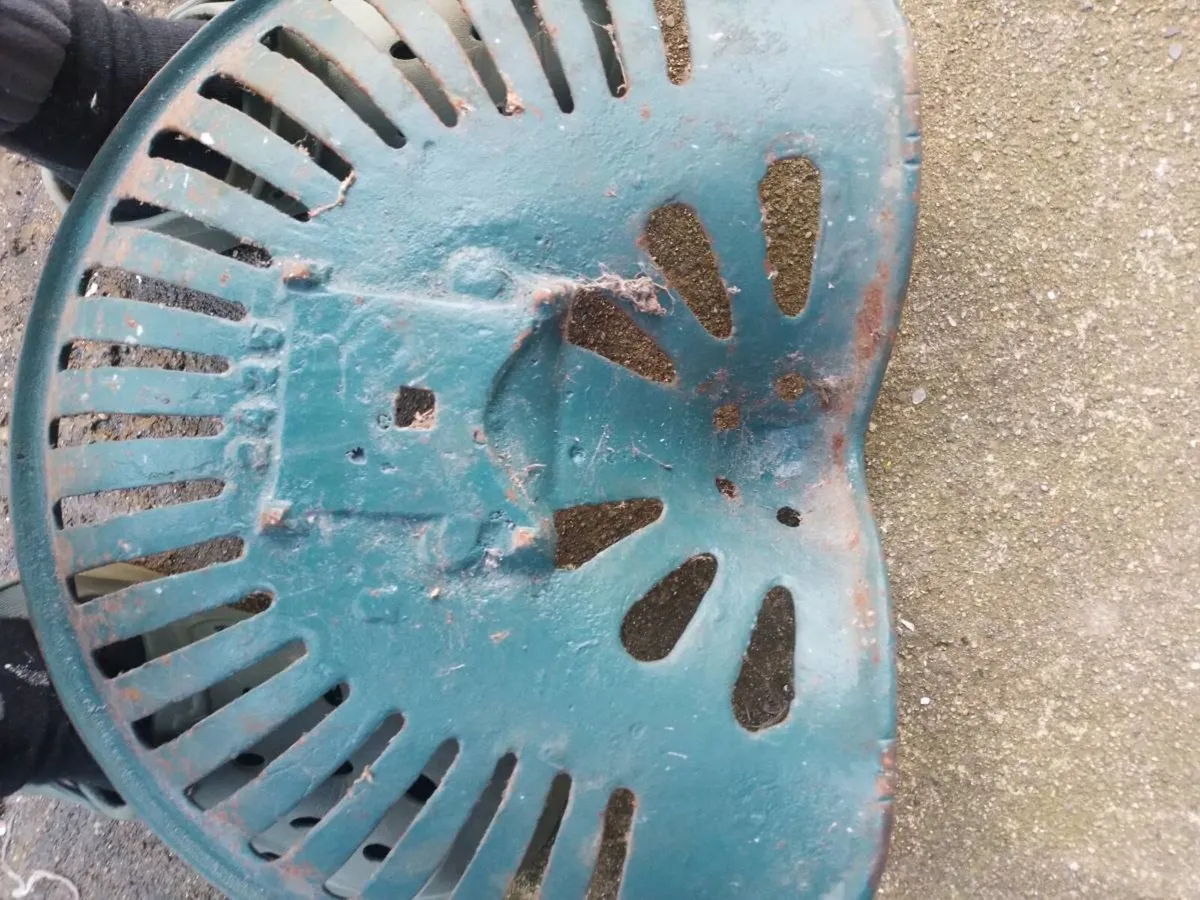 Old cast iron seat - Image 2