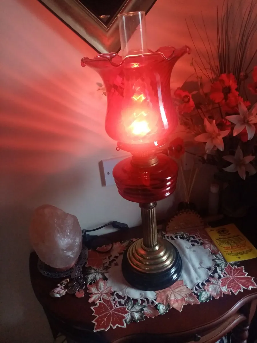 Vintage oil Lamp, 3ft High pedestal - Image 1