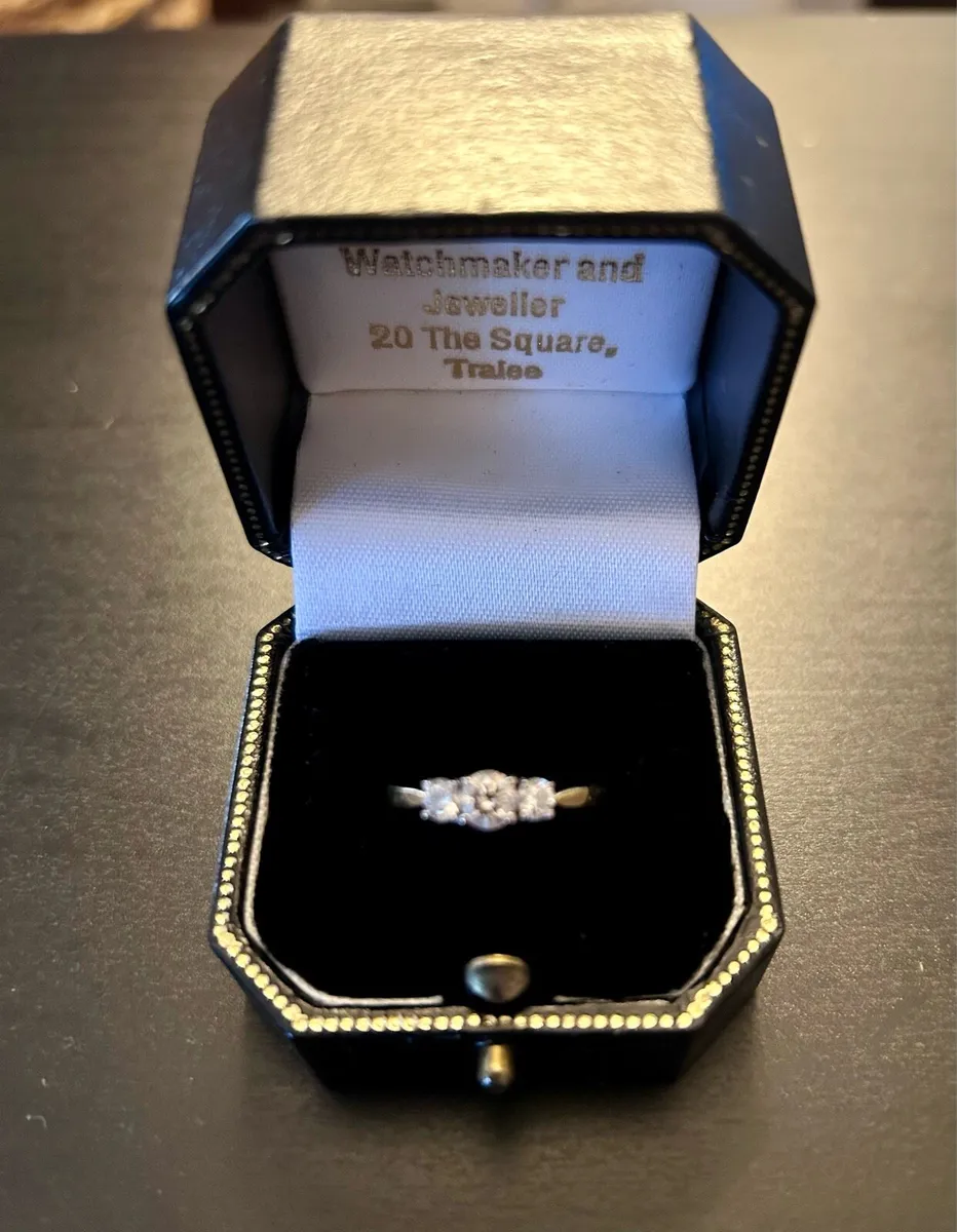 18 carat gold diamond engagement ring - Image 1