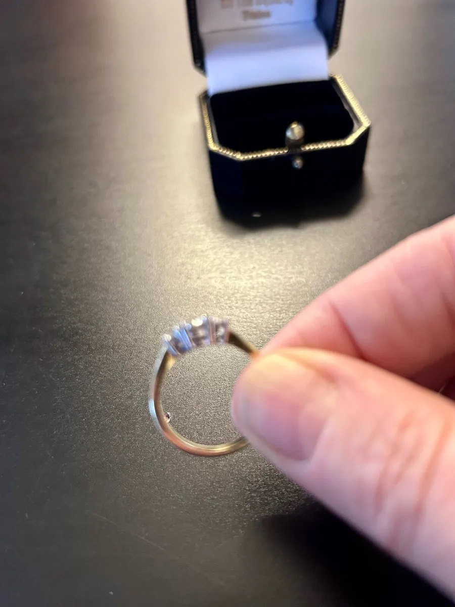 18 carat gold diamond engagement ring - Image 3