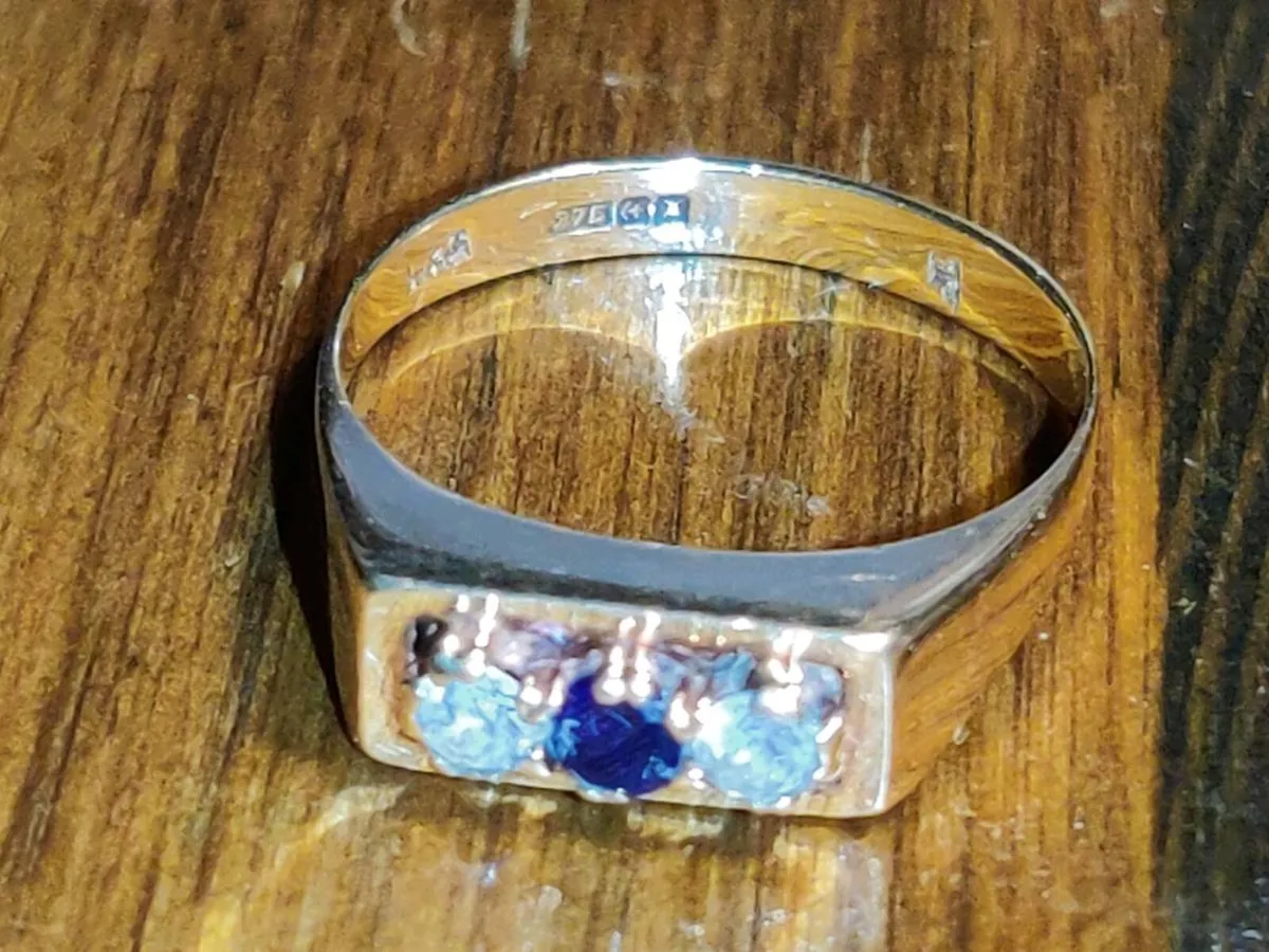 RARE SQUARE SAPPHIRE, 9CT Thick Gold Vinrsge Ring - Image 1