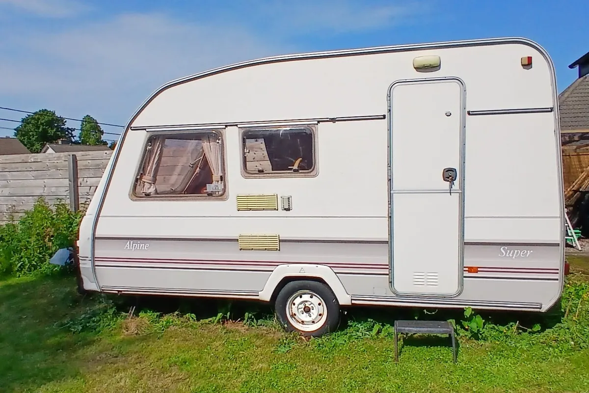 4-berth caravan with full awning - Image 3