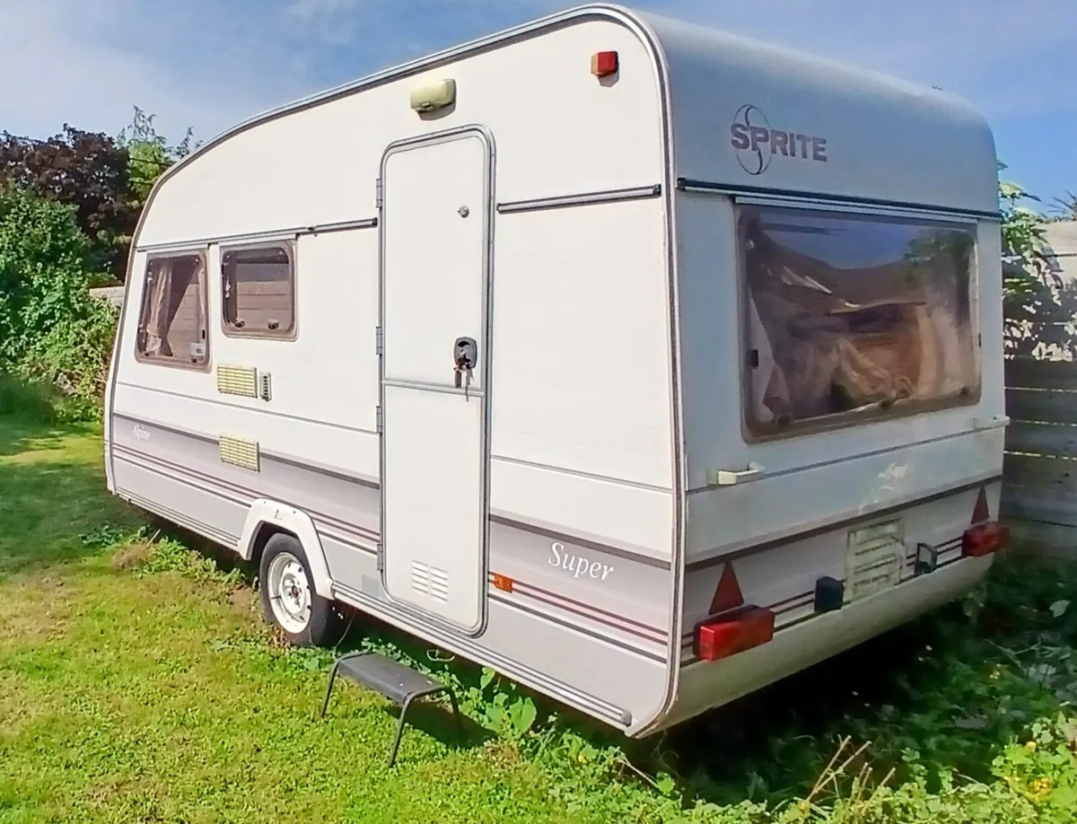 4-berth caravan with full awning - Image 4