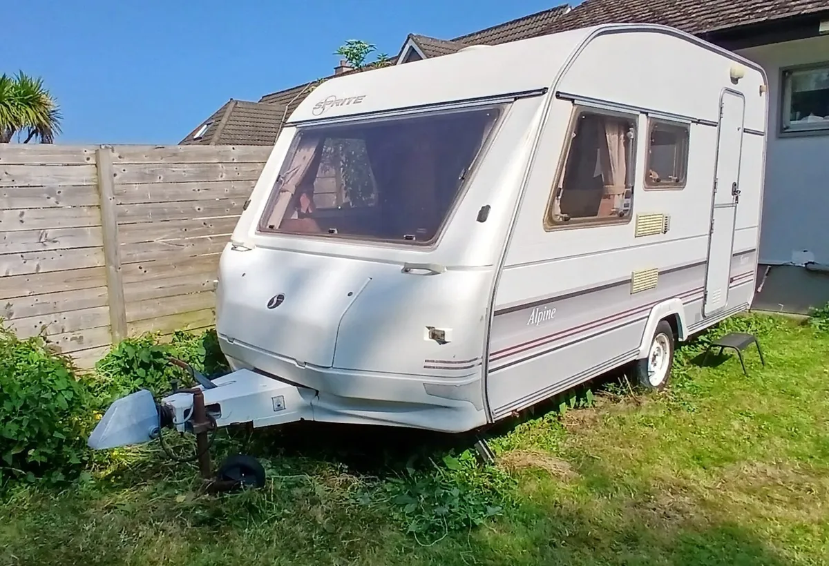4-berth caravan with full awning - Image 2