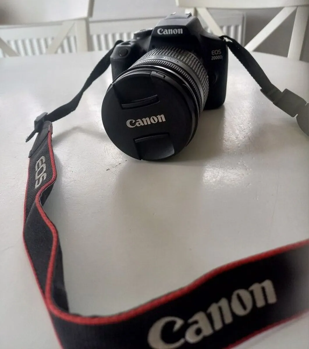 Canon EOS 2000D Body + 18-200mm IS kit - Image 1