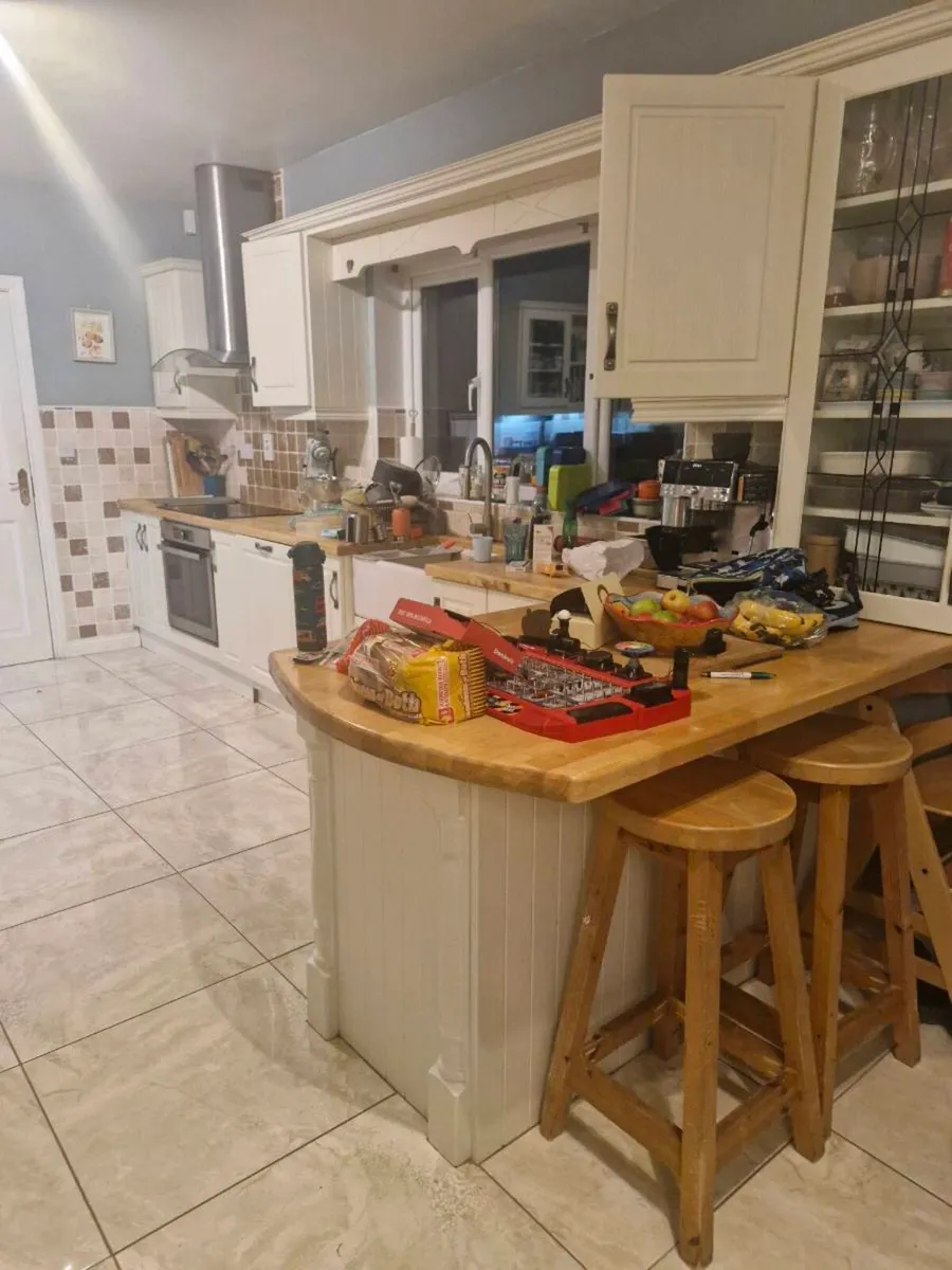 Kitchen units and appliances - Image 1