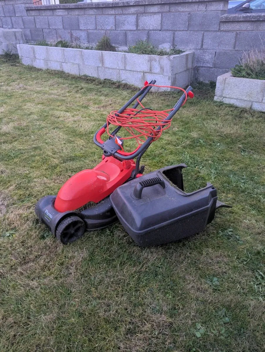 Flymo Chevron 32 Lawnmower - Image 1