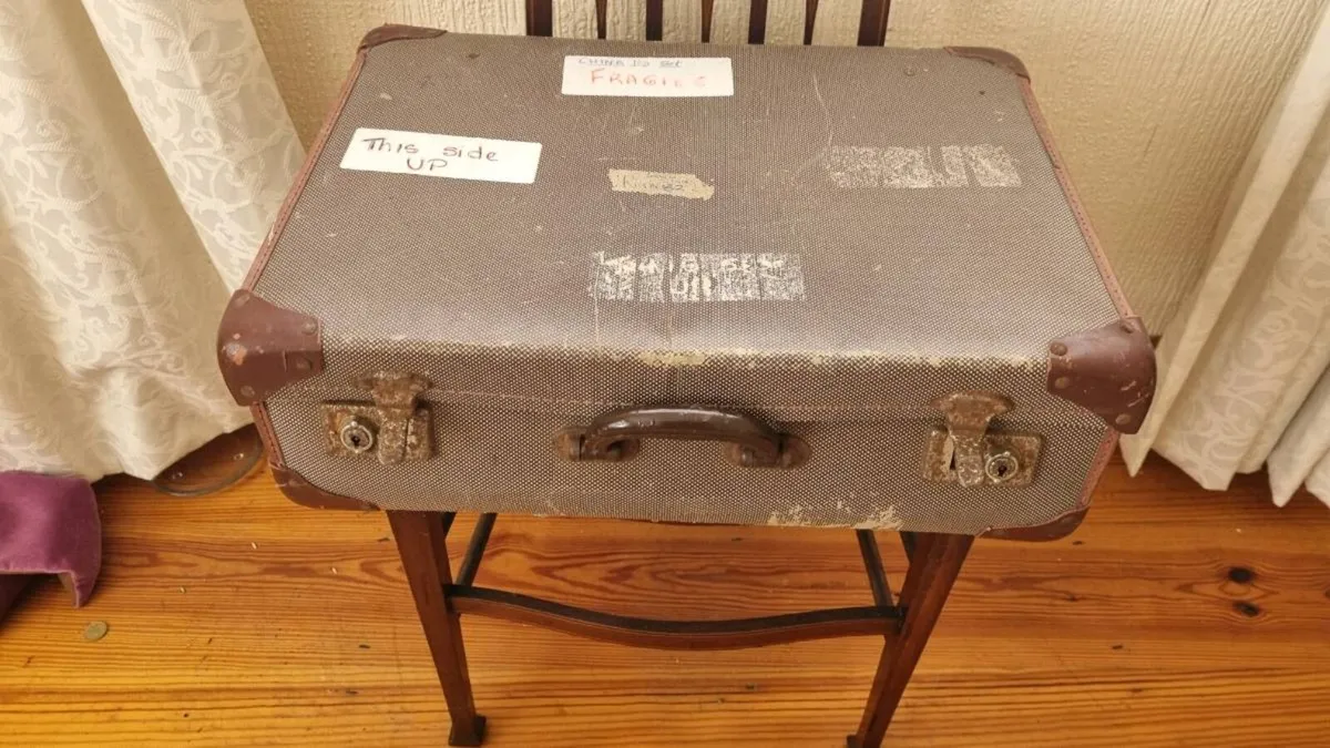 Vintage 1950s Suitcase - Image 1