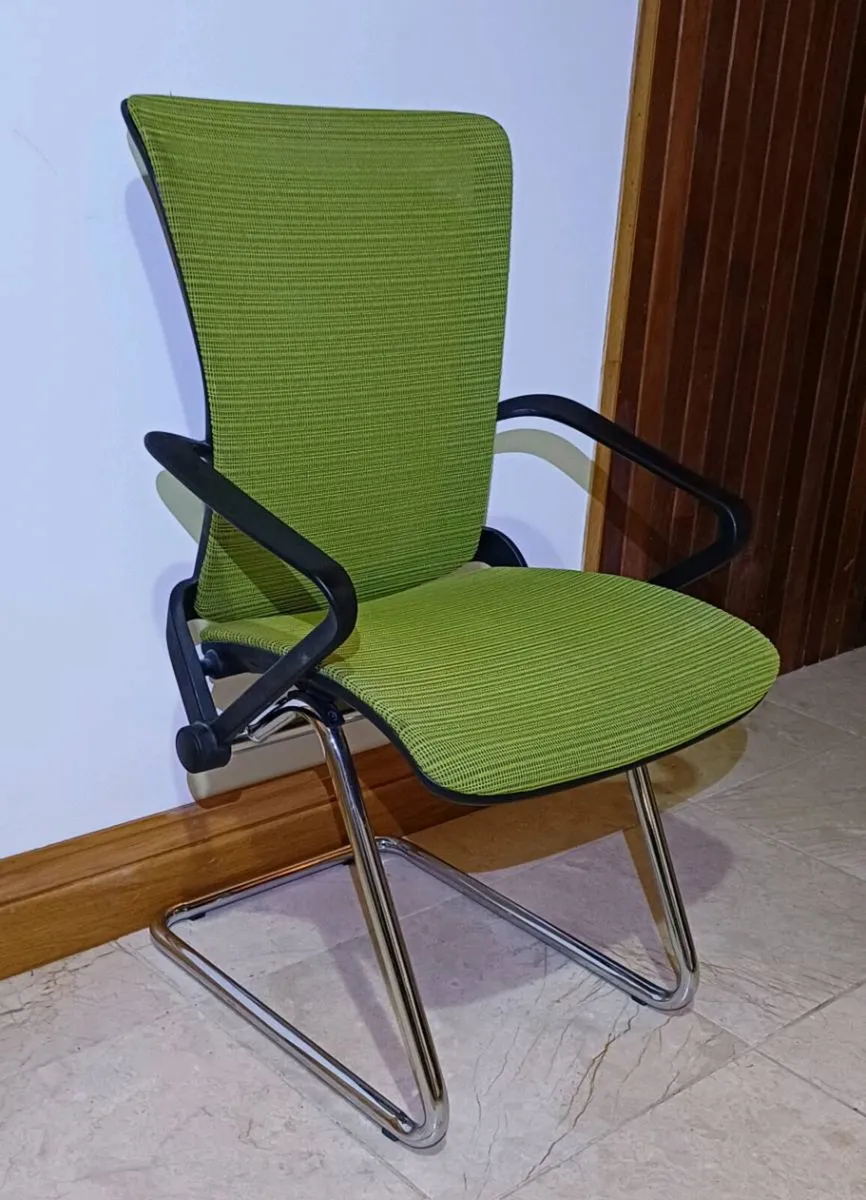 Lii Meeting Room Chair - Cantilever Base - Image 1