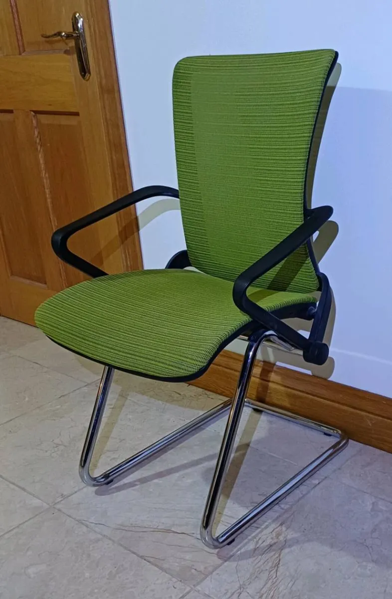 Lii Meeting Room Chair - Cantilever Base - Image 3