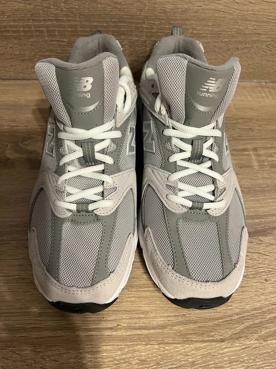 BRAND NEW-NEW BALANCE 530 TRAINERS - Image 3