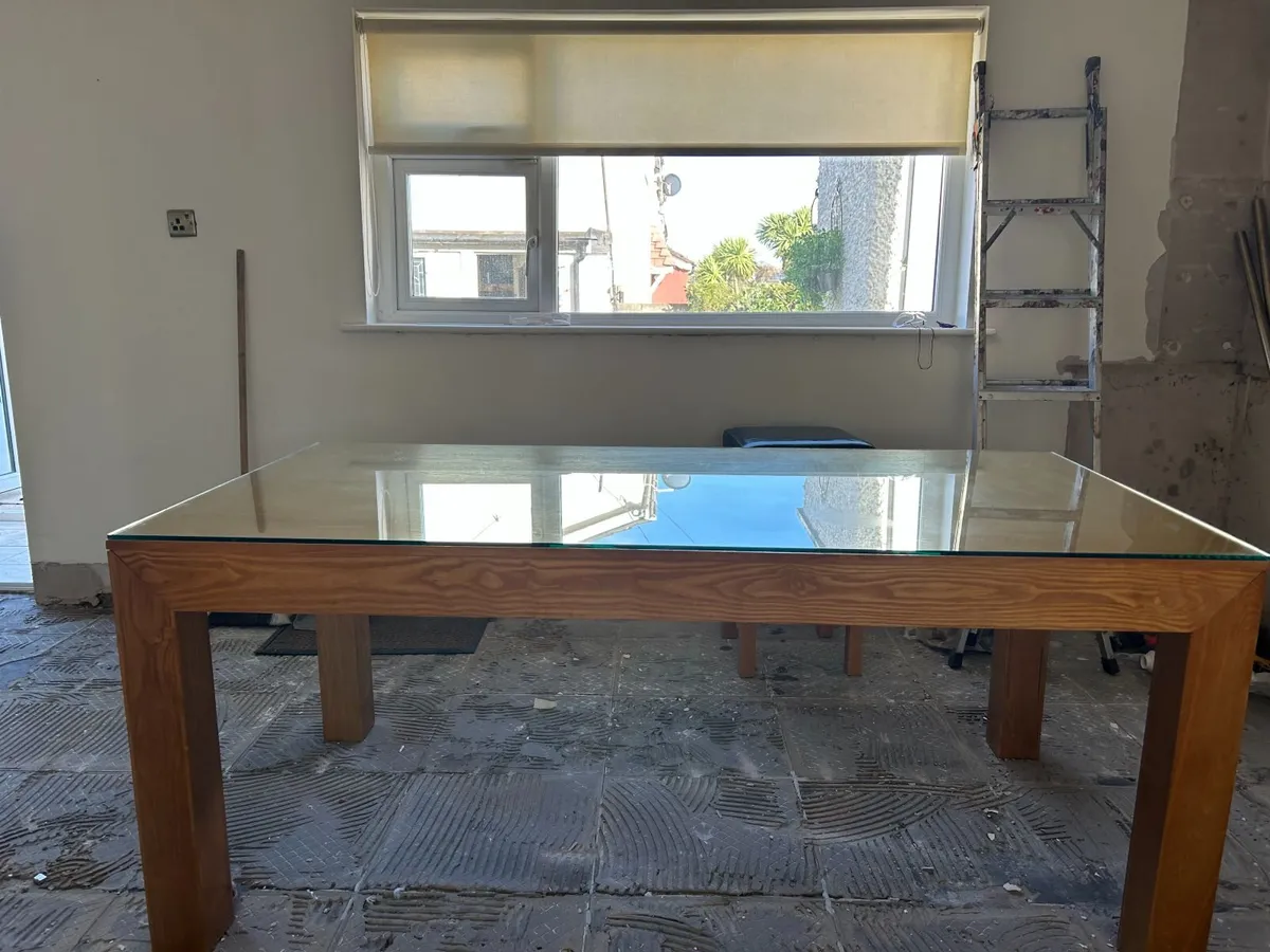 TABLE AND CHAIRS/OVEN/DISHWASHER - Image 1