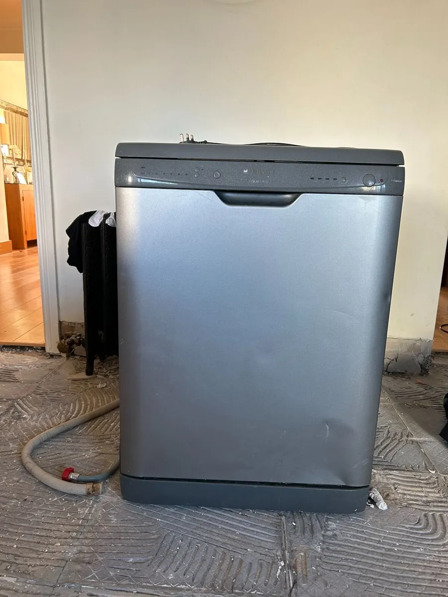 TABLE AND CHAIRS/OVEN/DISHWASHER - Image 2