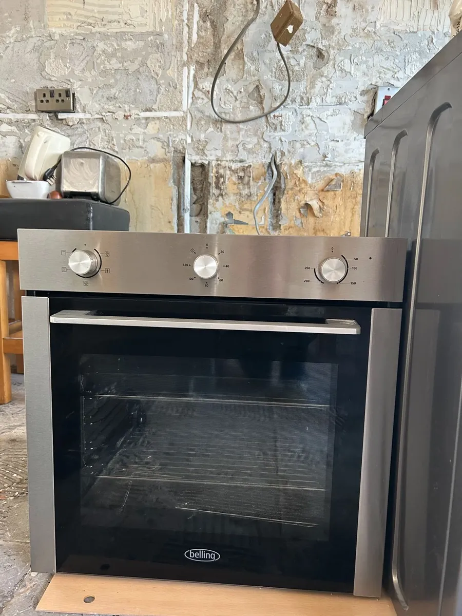 TABLE AND CHAIRS/OVEN/DISHWASHER - Image 3