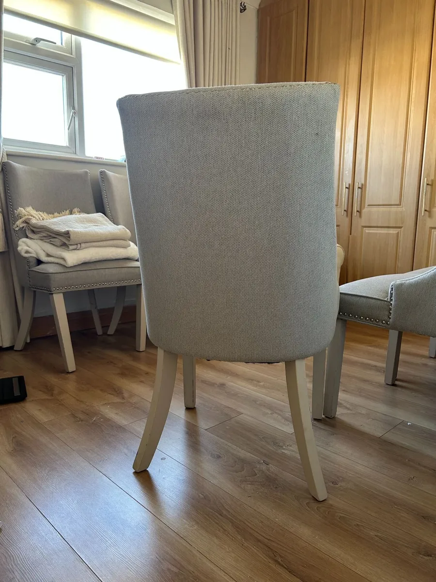 TABLE AND CHAIRS/OVEN/DISHWASHER - Image 4