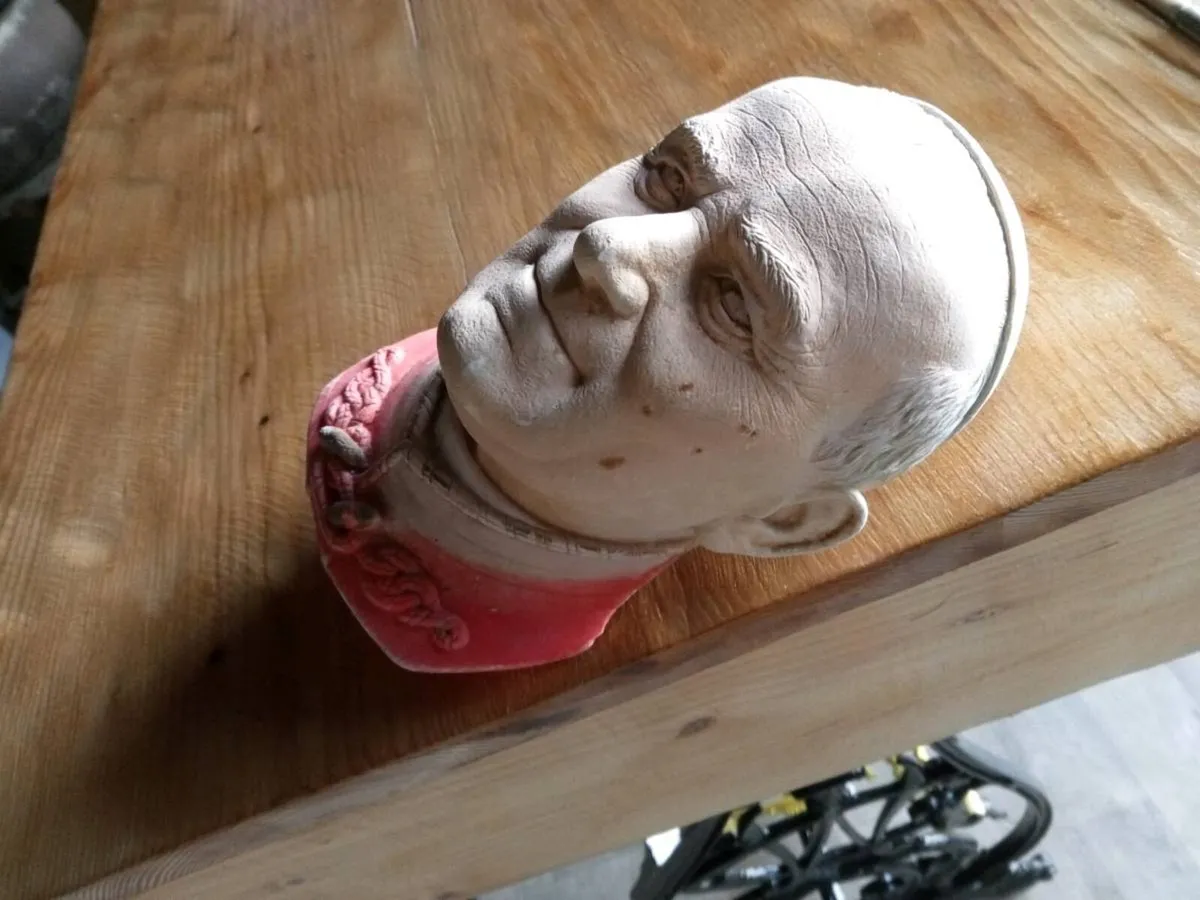 Bust of a pope - Image 2