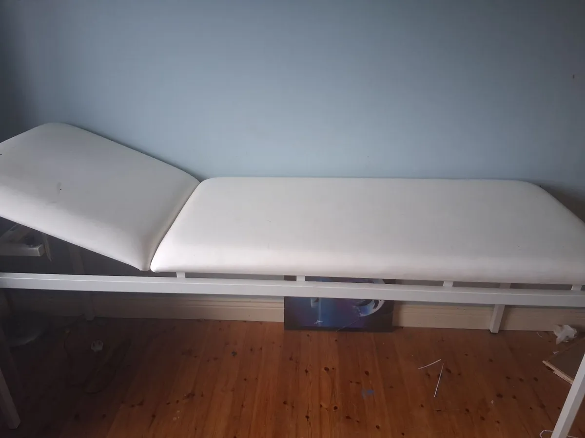 Beauticians portable bed - Image 1