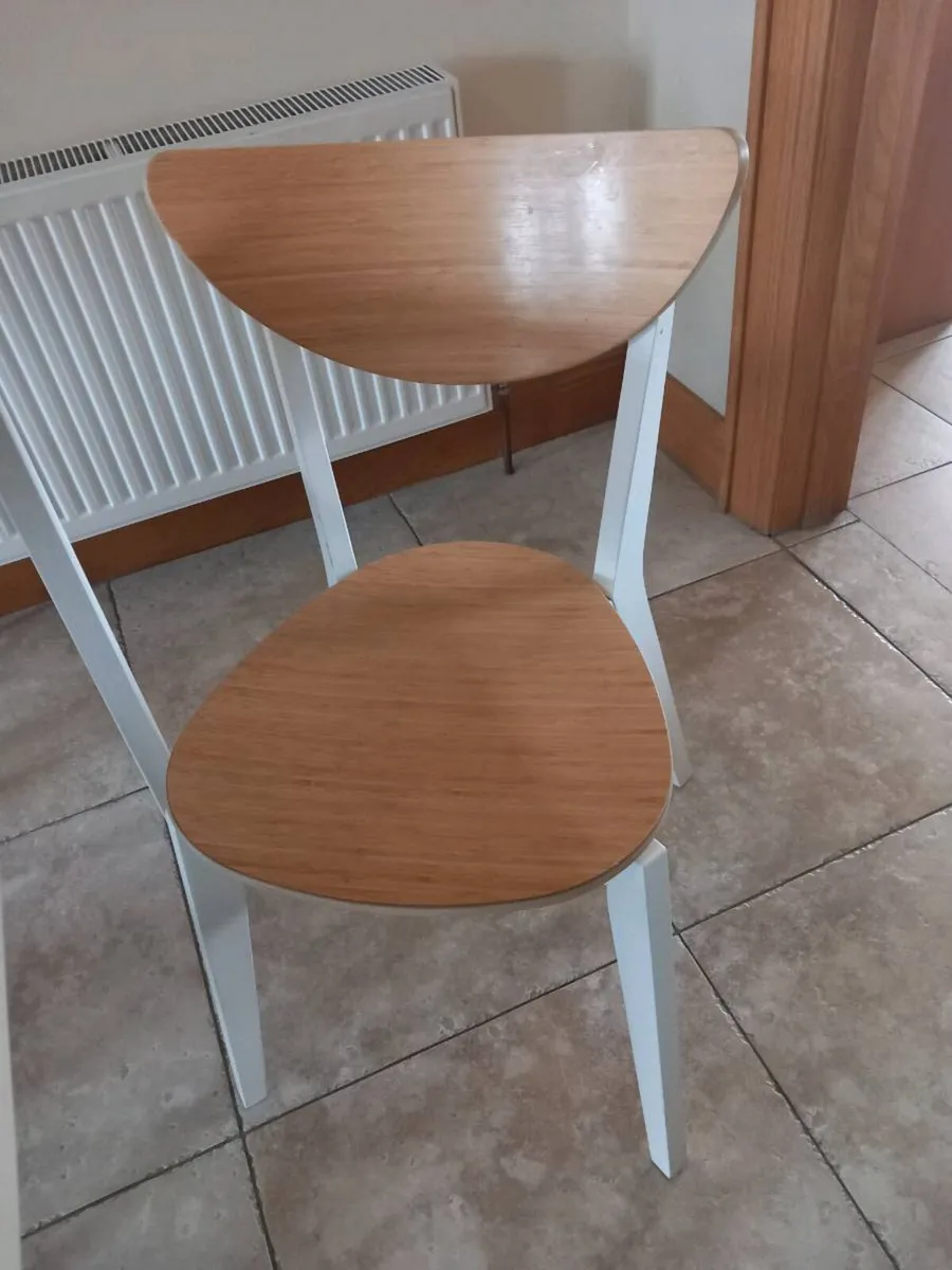 Table and Chairs - Image 4