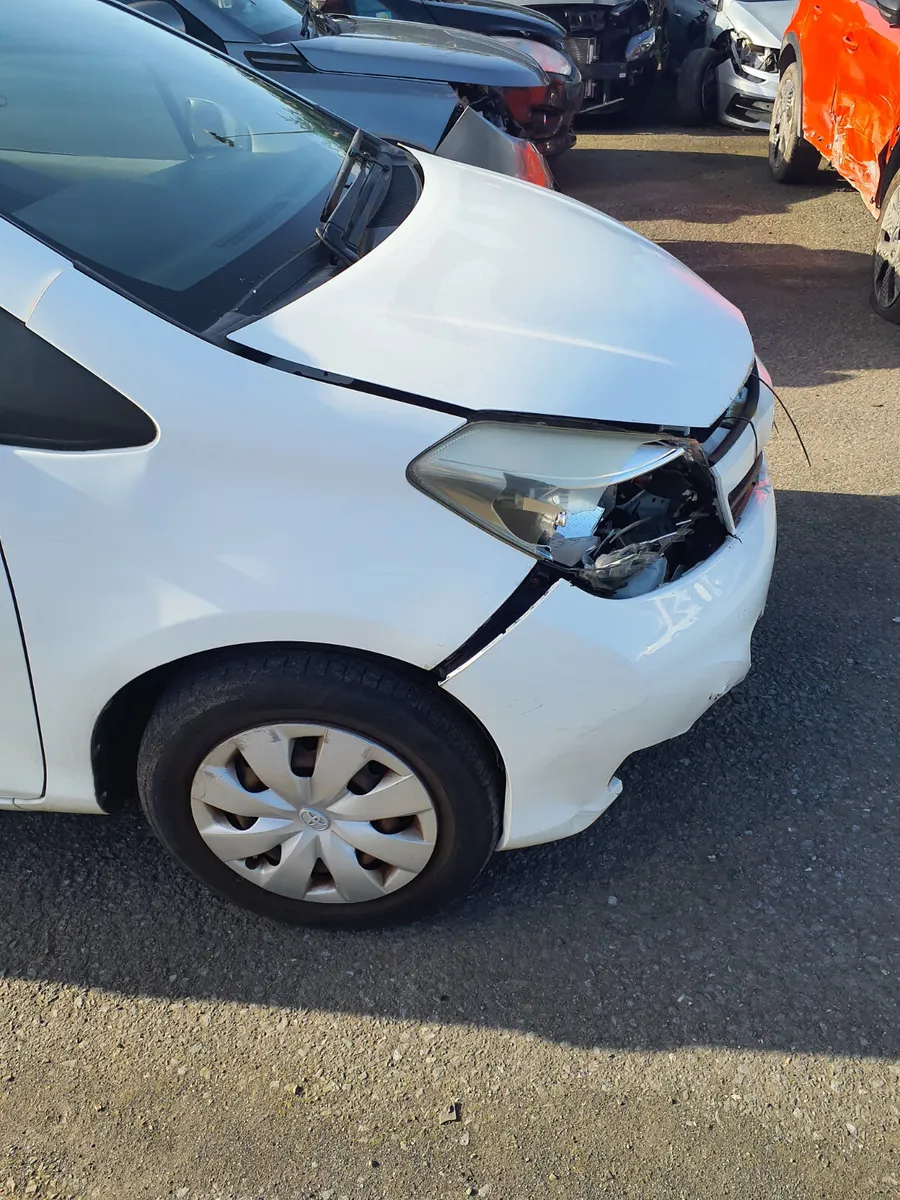 Toyota vitz 2012 light damage - Image 2