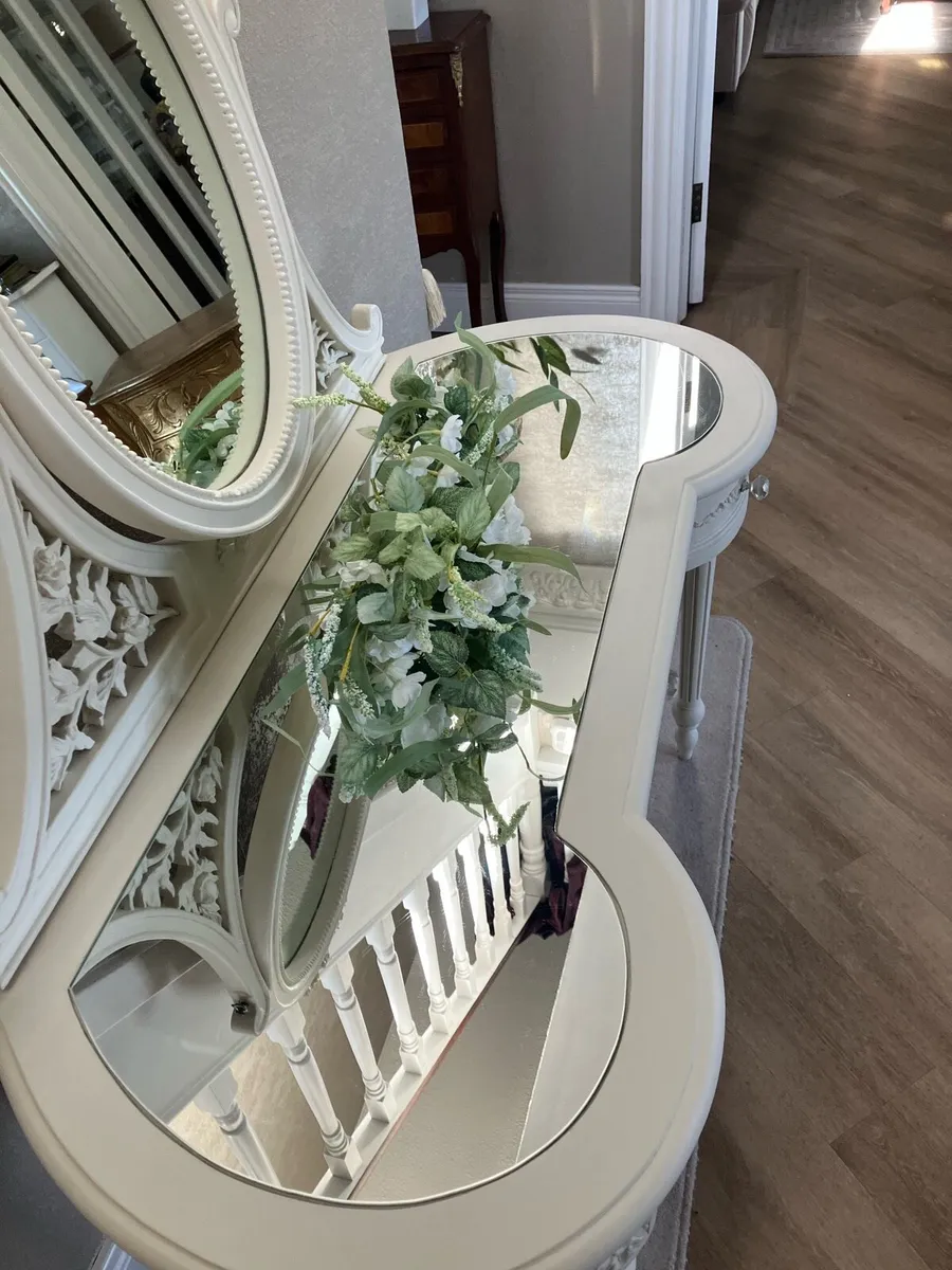 Dressing table and mirror - Image 2
