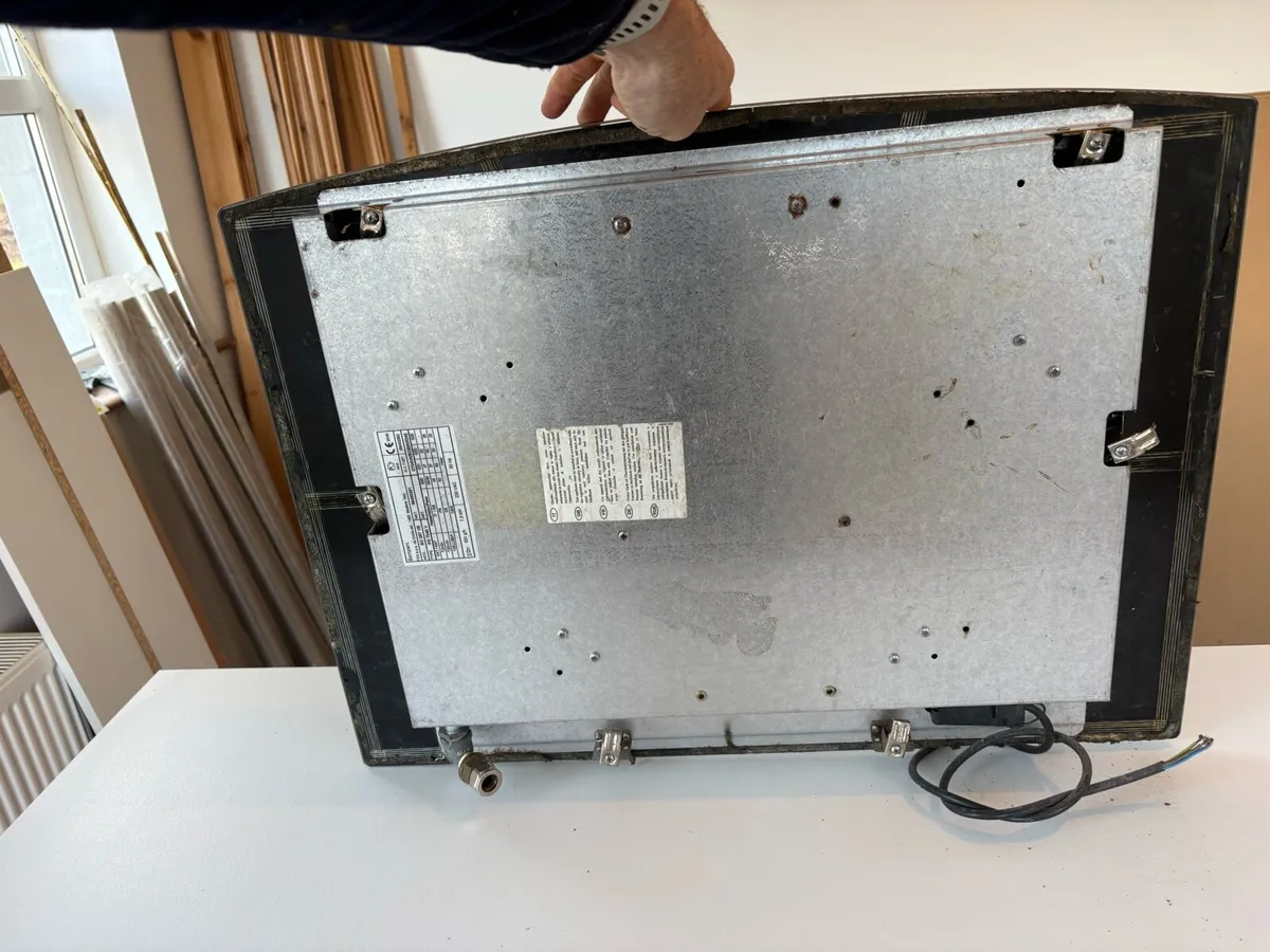 Gas on glass hob - Image 4