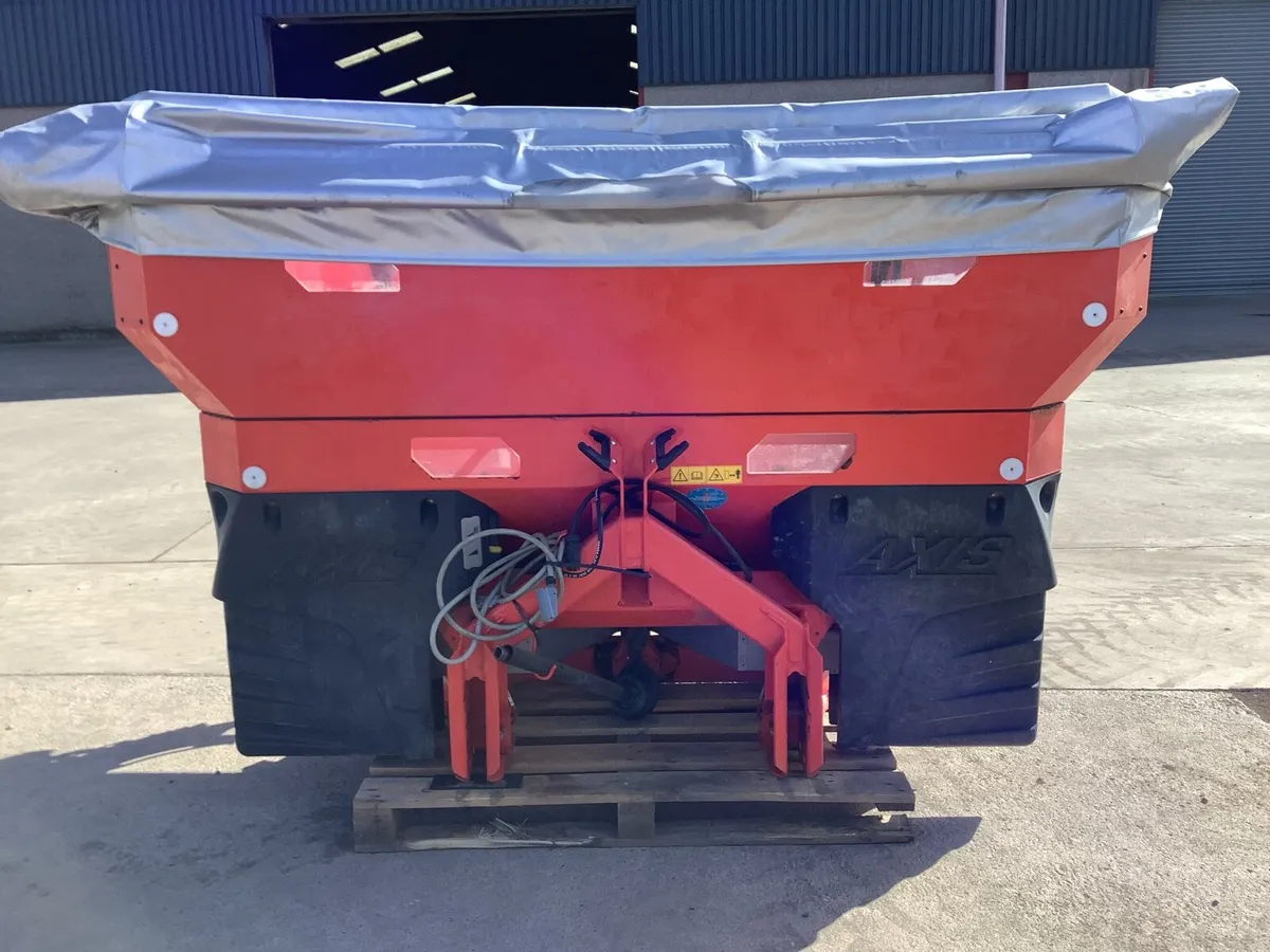 Kuhn Fertliiser Spreader - Image 1