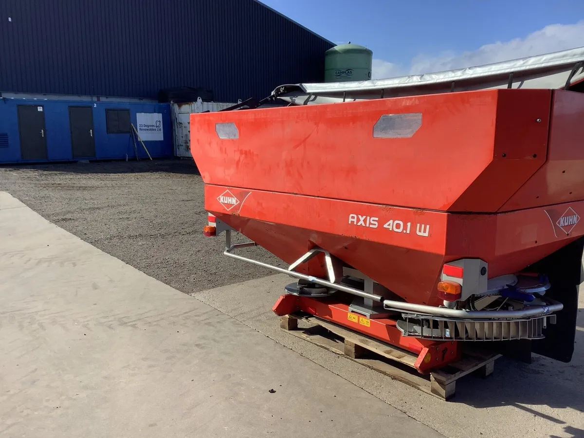 Kuhn Fertliiser Spreader - Image 4