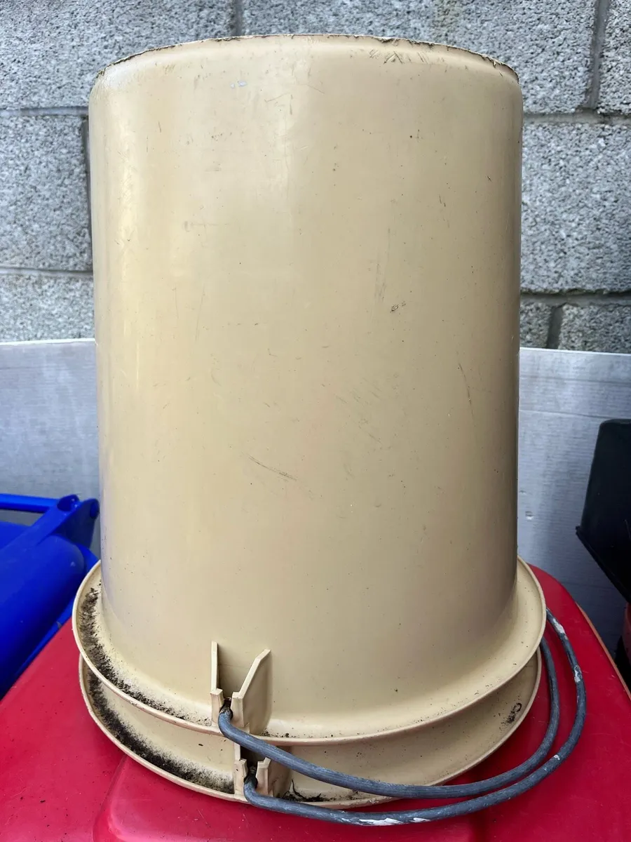 Two hard plastic buckets - Image 2