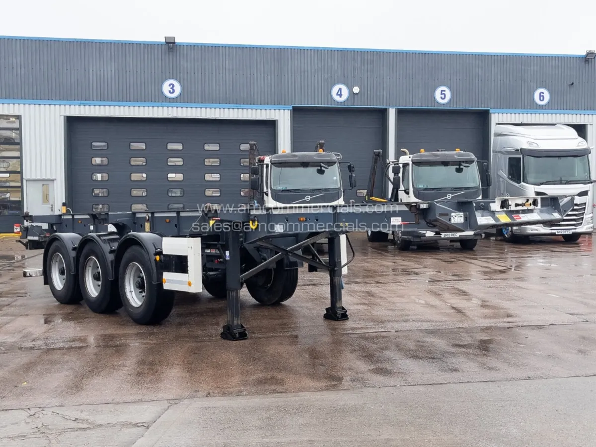 2022 KRONE SLIDING SKELETAL TRAILER - Image 1