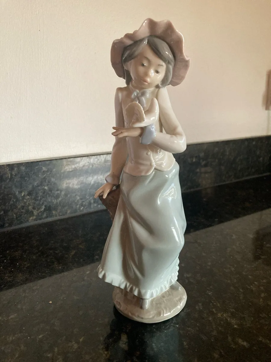 Nao Easter Bonnet by Lladro - Image 1