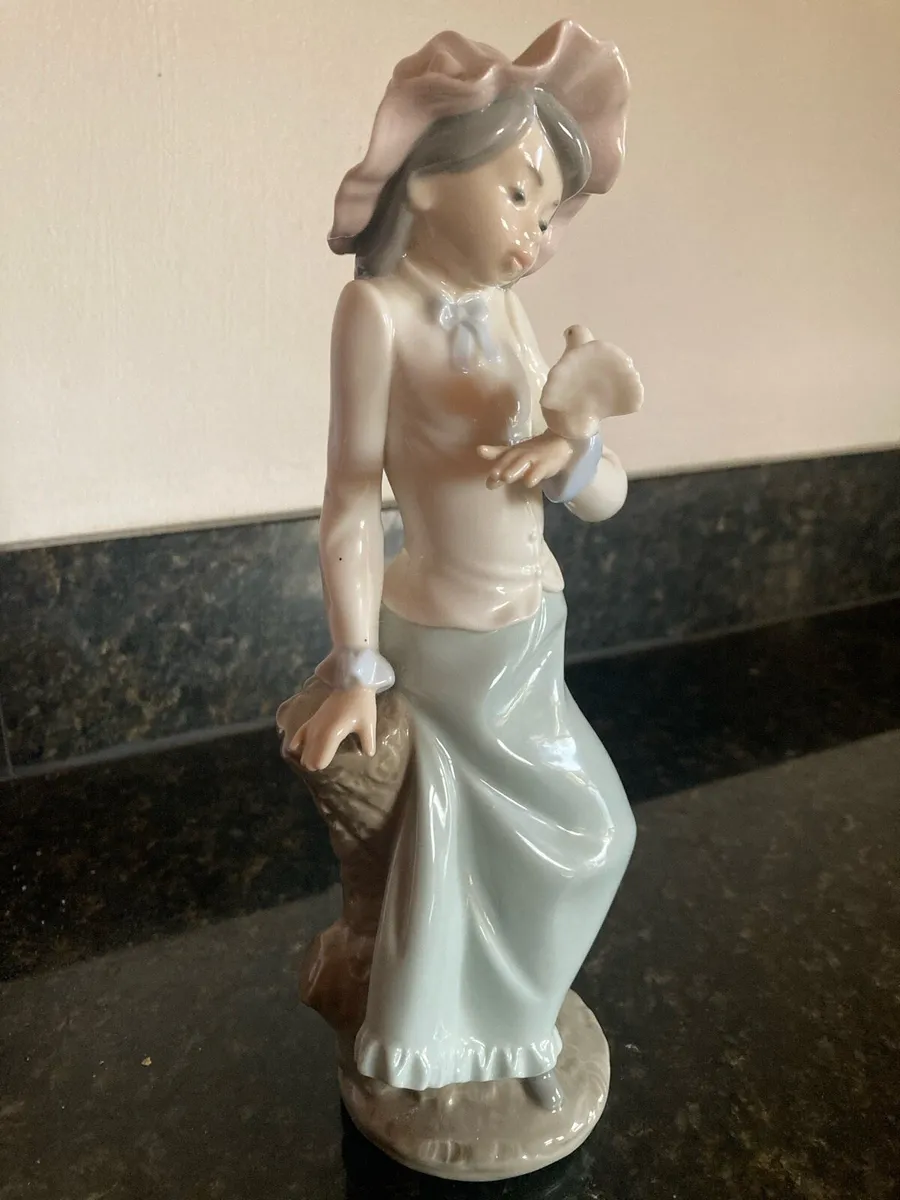 Nao Easter Bonnet by Lladro - Image 2