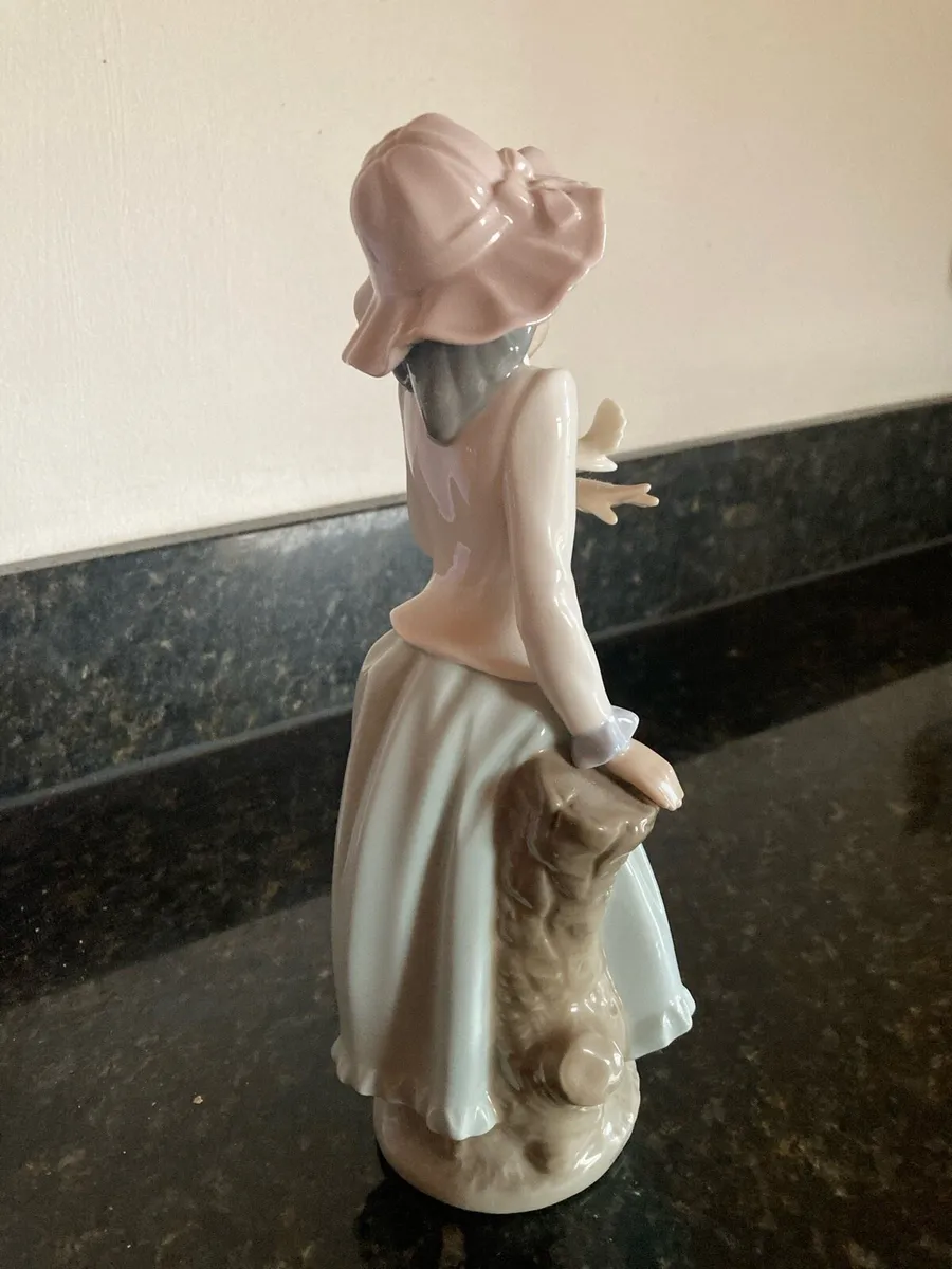 Nao Easter Bonnet by Lladro - Image 3