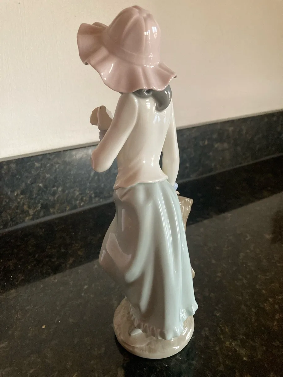 Nao Easter Bonnet by Lladro - Image 4