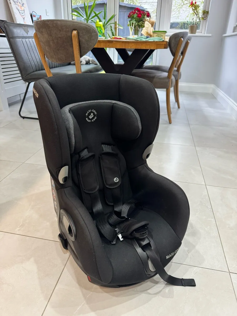 Maxi Cosi axiss swivel car seat - Image 1