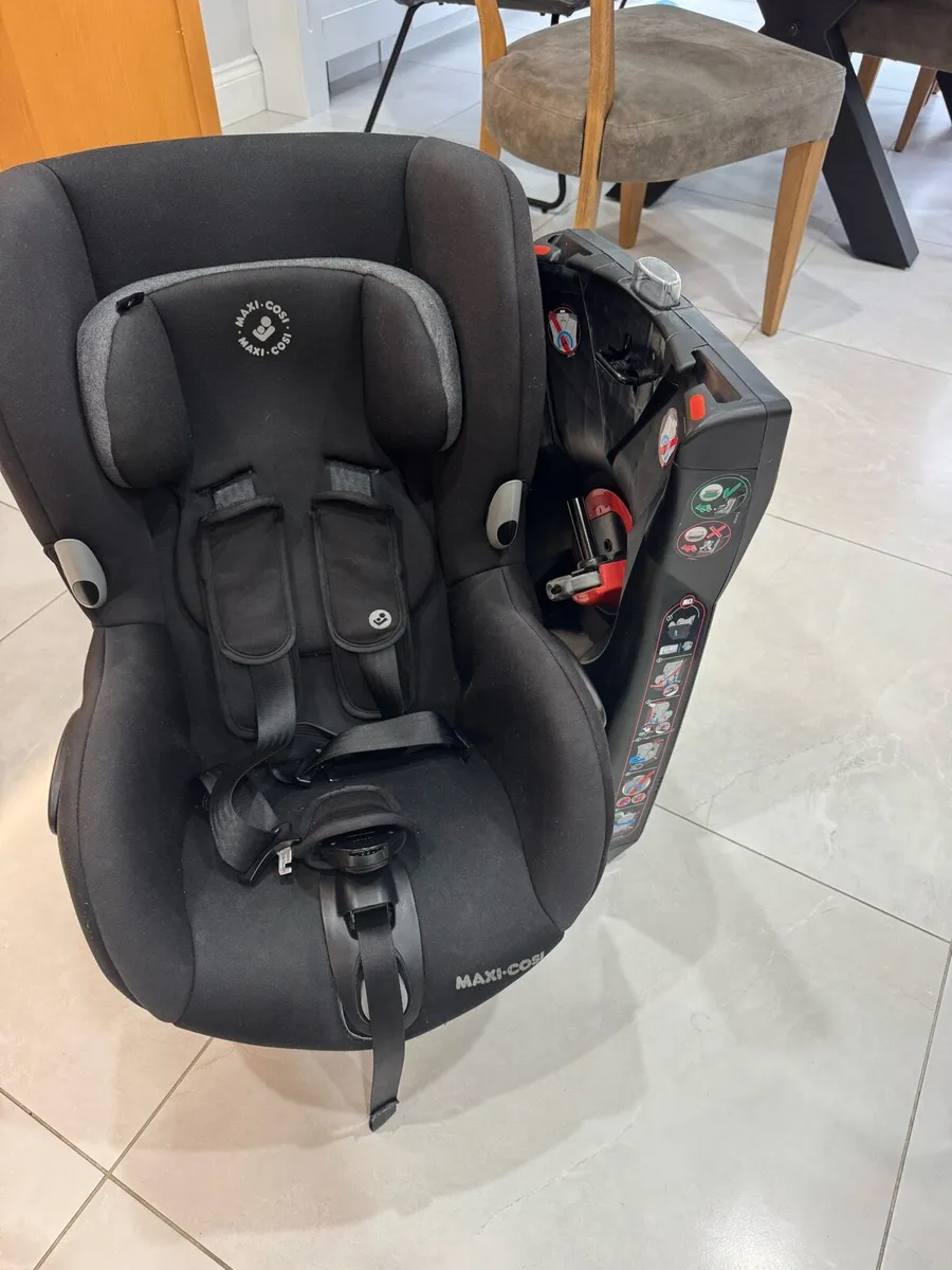 Maxi Cosi axiss swivel car seat - Image 4