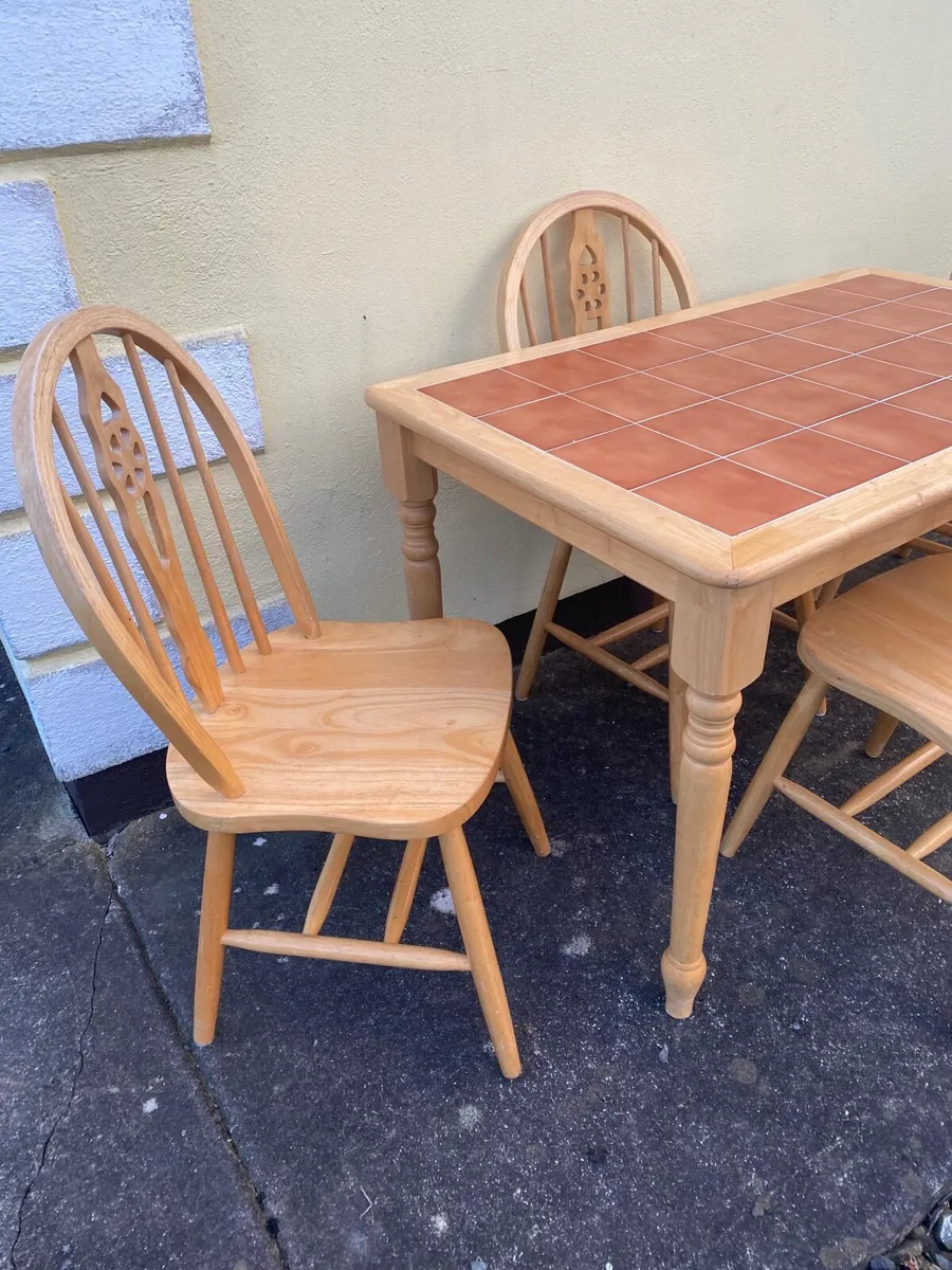 Kitchen table and chairs - Image 2
